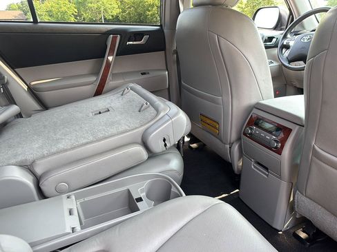 Used 2013 Toyota Highlander Limited AWD/4WD image 22