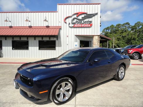 Used 2016 Dodge Challenger SXT RWD image 1