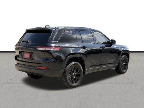 Used 2025 Jeep Grand Cherokee Altitude RWD image 5