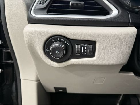 Used 2024 Chrysler Pacifica Touring-L FWD image 26