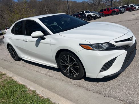 Used 2018 Toyota Camry SE image 3
