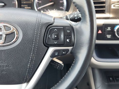 Used 2017 Toyota Highlander AWD V6 image 31