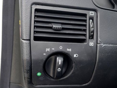 Used 2005 Chrysler Crossfire Limited image 25