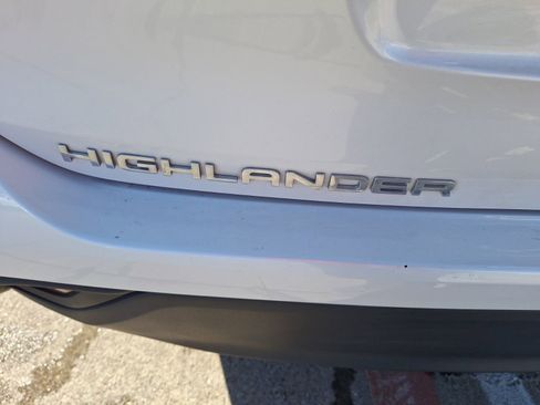 Used 2023 Toyota Highlander L image 13
