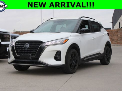 Used 2022 Nissan Kicks SR image 2