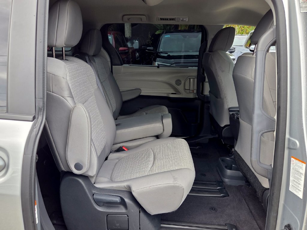 Used 2024 Toyota Sienna LE FWD image 17