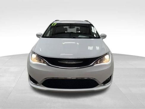 Used 2017 Chrysler Pacifica Touring-L image 3