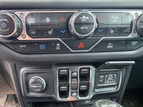 Used 2024 Jeep Wrangler Unlimited w/ Convenience Group AWD/4WD image 19