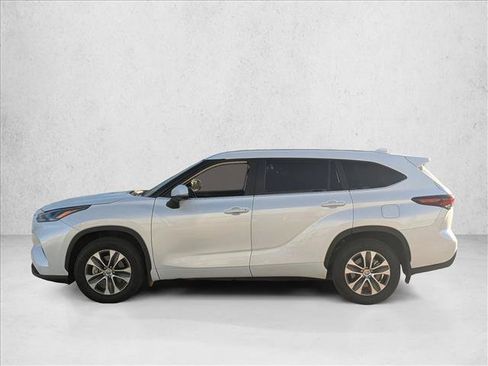 Certified 2024 Toyota Highlander XLE FWD image 8