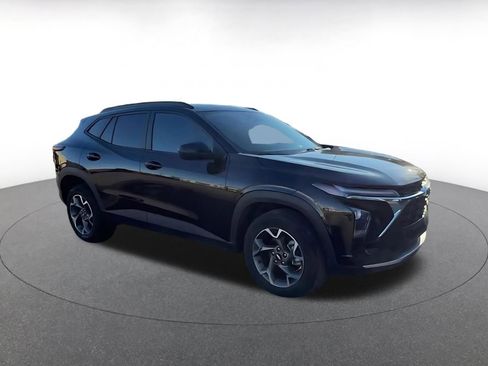 Used 2025 Chevrolet Trax LT image 2