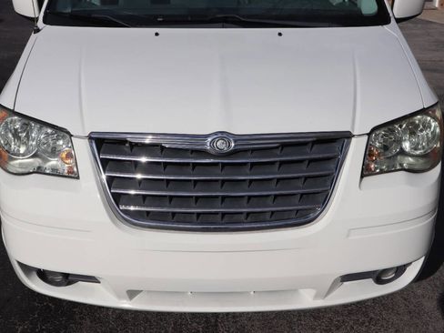 Used 2010 Chrysler Town & Country Touring image 17