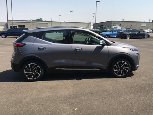 Used 2022 Chevrolet Bolt EUV Premier w/ Sun & Sound Package FWD image 8