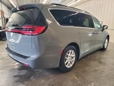 Used 2022 Chrysler Pacifica Touring-L FWD image 3
