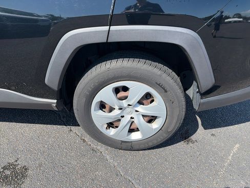 Used 2019 Toyota RAV4 LE FWD image 11