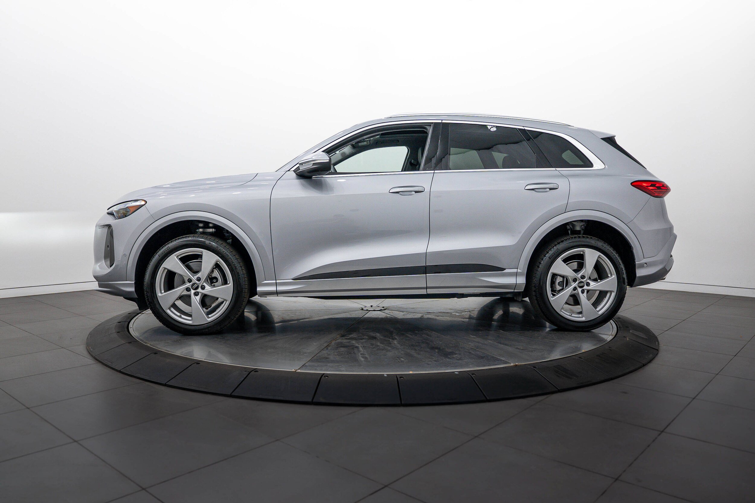Used 2025 Audi Q5 Premium Plus AWD/4WD image 6