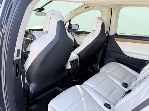Used 2019 Tesla Model X 75D image 32