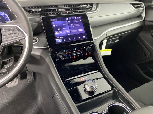 New 2025 Jeep Grand Cherokee Laredo w/ Luxury Tech Group I image 25