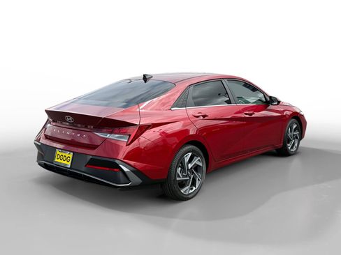 Used 2025 Hyundai Elantra SEL w/ Cargo Package FWD image 5