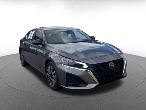 Used 2025 Nissan Altima 2.5 SV FWD image 3
