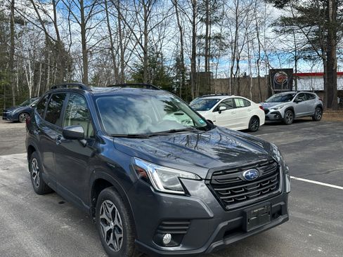 Used 2023 Subaru Forester Premium image 3