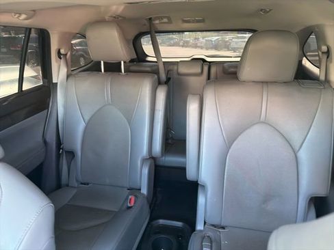 Used 2023 Toyota Highlander Limited image 15