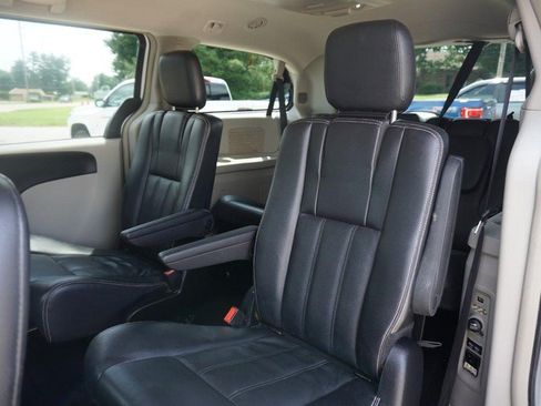Used 2014 Chrysler Town & Country Touring FWD image 25