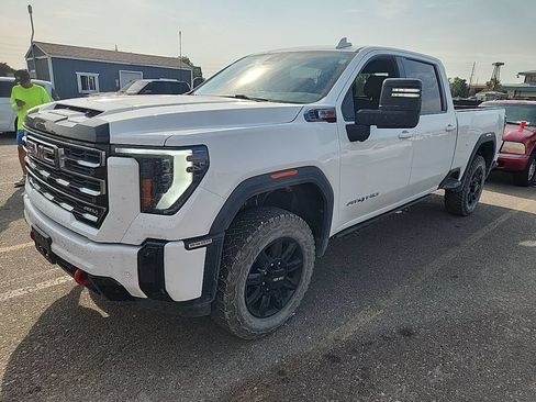 Used 2025 GMC Sierra 2500 AT4 AWD/4WD image 2