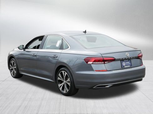 Certified 2022 Volkswagen Passat 2.0T SE FWD image 5