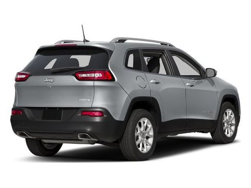 Used 2018 Jeep Cherokee Latitude w/ Altitude Package FWD image 6