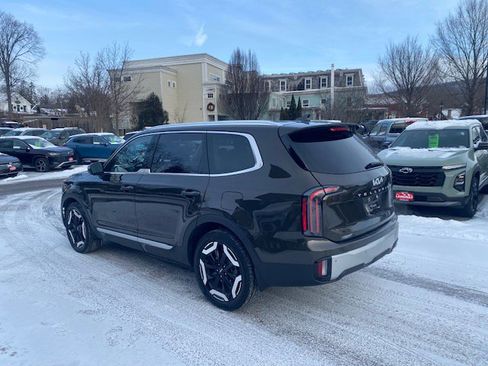 Used 2023 Kia Telluride EX w/ EX Captain's Chair Package image 4