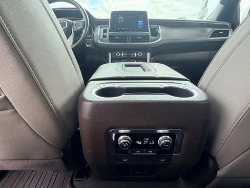 Used 2023 GMC Yukon XL SLT AWD/4WD image 19