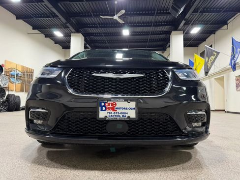 Used 2023 Chrysler Pacifica Touring-L FWD image 12