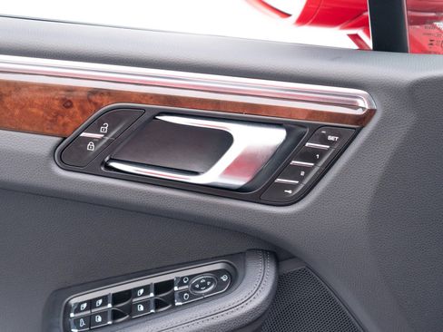 Certified 2025 Porsche Macan image 21