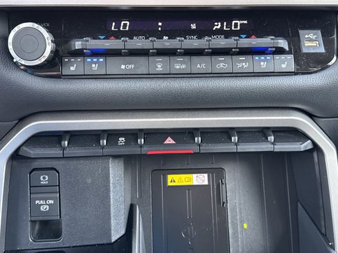 Used 2024 Toyota Tundra Limited image 28