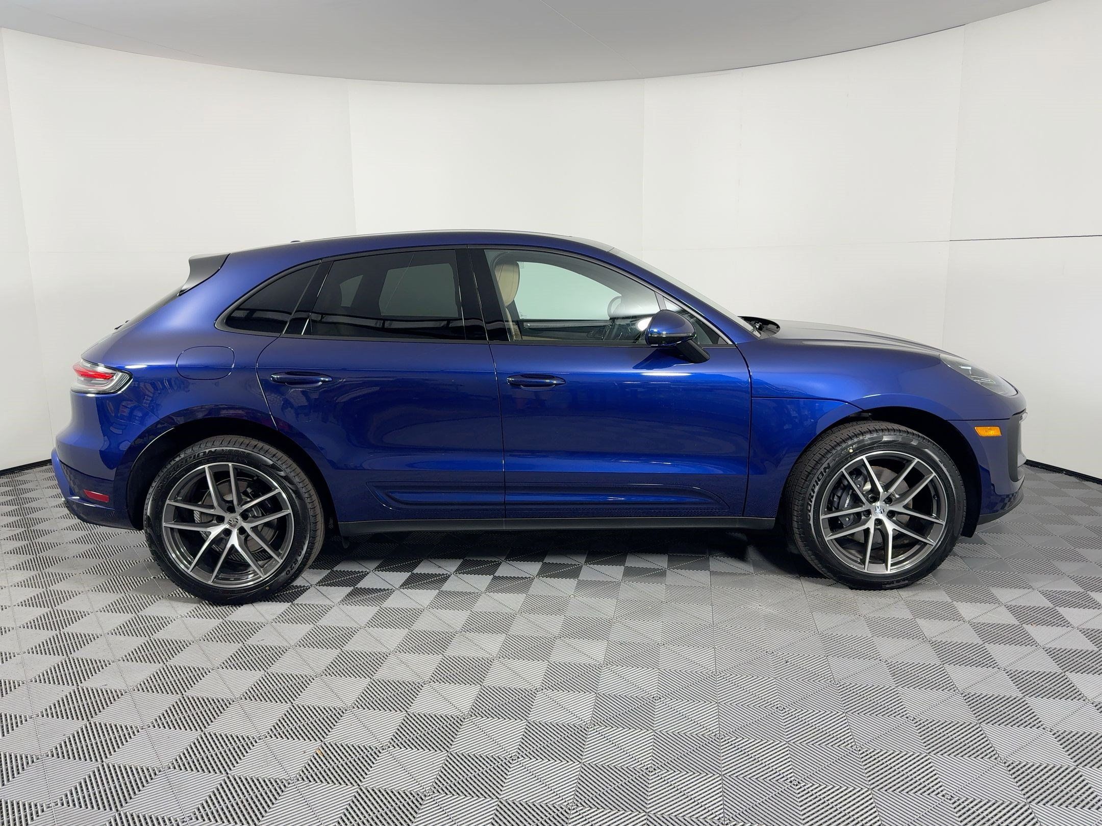Certified 2026 Porsche Macan AWD/4WD image 8