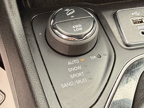 Used 2019 Jeep Cherokee Limited w/ Technology Group image 26