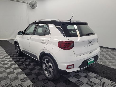 Used 2025 Hyundai Venue Limited FWD image 5