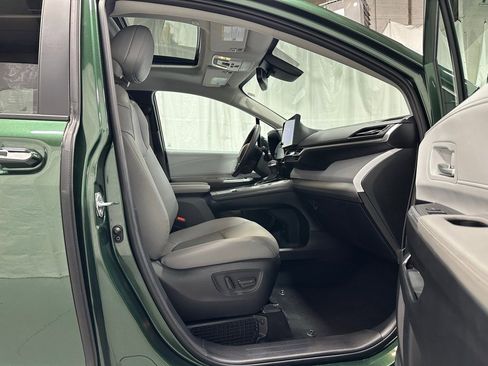 Used 2025 Toyota Sienna XLE image 63