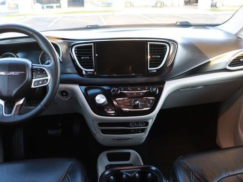 Used 2022 Chrysler Pacifica Touring-L image 14