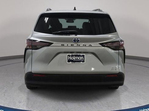Used 2024 Toyota Sienna XLE FWD image 6