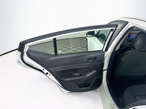 Used 2025 Nissan Altima 2.5 SV image 25