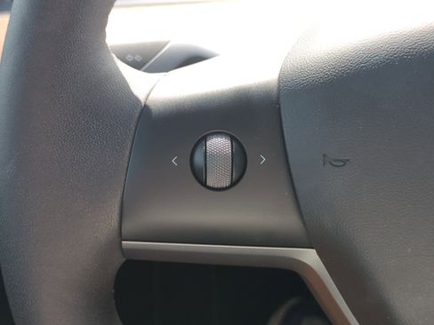 Used 2022 Tesla Model Y Long Range image 28