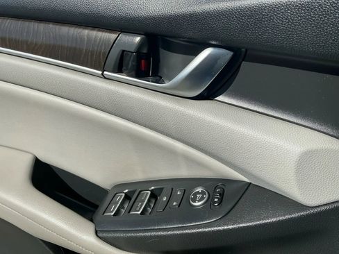 Used 2018 Honda Accord EX image 11