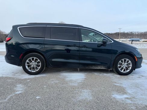 Used 2022 Chrysler Pacifica Touring-L image 5