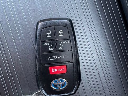 Used 2025 Toyota Sienna XLE w/ XLE Plus Package FWD image 31