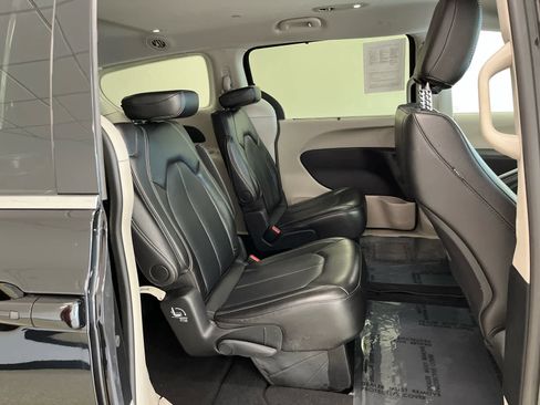 Used 2024 Chrysler Pacifica Touring-L FWD image 21