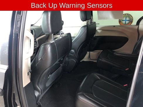 Used 2023 Chrysler Pacifica Touring-L FWD image 12