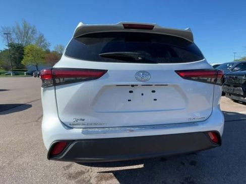 Used 2023 Toyota Highlander XLE AWD/4WD image 3