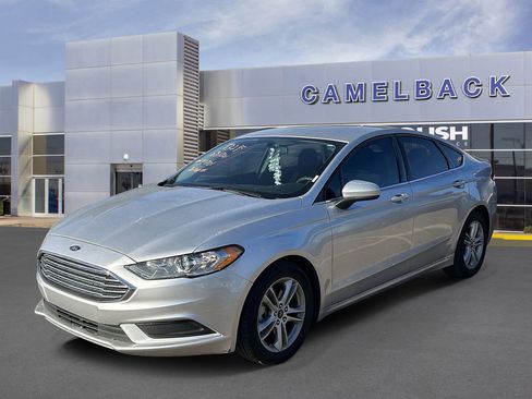 Used 2018 Ford Fusion SE image 2