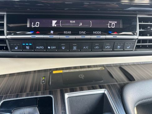 Used 2024 Toyota Sienna Platinum image 25